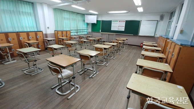 16일 수능시험이 치러질 충남의 한 시험장이 포항 지진으로 인해 텅 비어 있다. 학교 현장과 수험생들의 혼란이 예상된다.