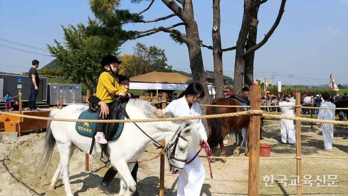이번 축제에서 승마체험은 아이들에게 단연 인기 최고였다.