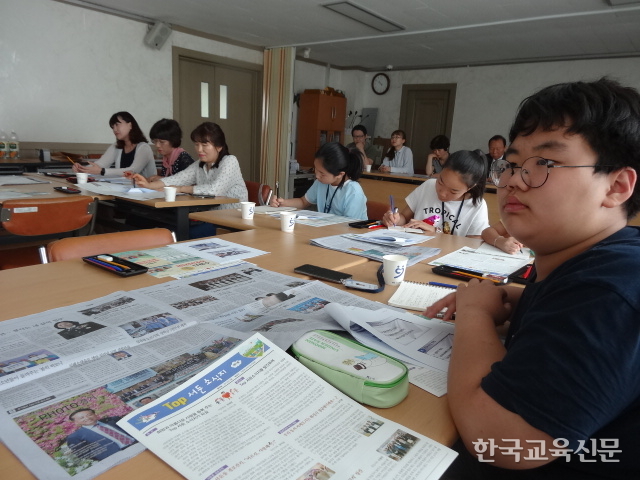 'TOP 서둔 소식지’ 마을기자들이 기사 작성법 특강을 듣고 있다.