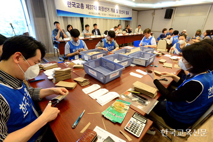 개표사무원들이 개표작업을 진행하고 있다. 개표 작업은 총 14시간 반 동안 진행됐다.