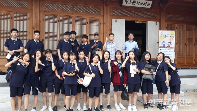 시인 윤동주의 발자취를 따라 문학기행을 떠난 경기 오마중. 
