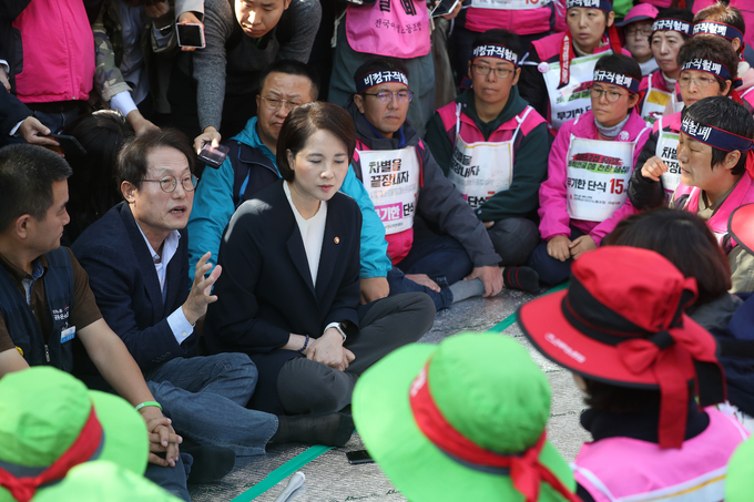학교 비정규직 노동자들과 교육 당국이 임금 교섭에 합의를 이룬 15일 유은혜 부총리 겸 교육부장관과 조희연 서울시교육감이 서울 청와대 앞에서 농성 중인 조합원들과 만나 대화하고 있다. 연합뉴스