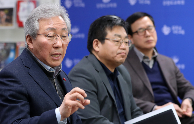 민병희 강원도교육감이 22일 오전 강원 춘천시 강원도교육청에서 최근 논란이 된 '미성년자 음주 권유'에 대해 입장을 밝히고 있다. 연합뉴스