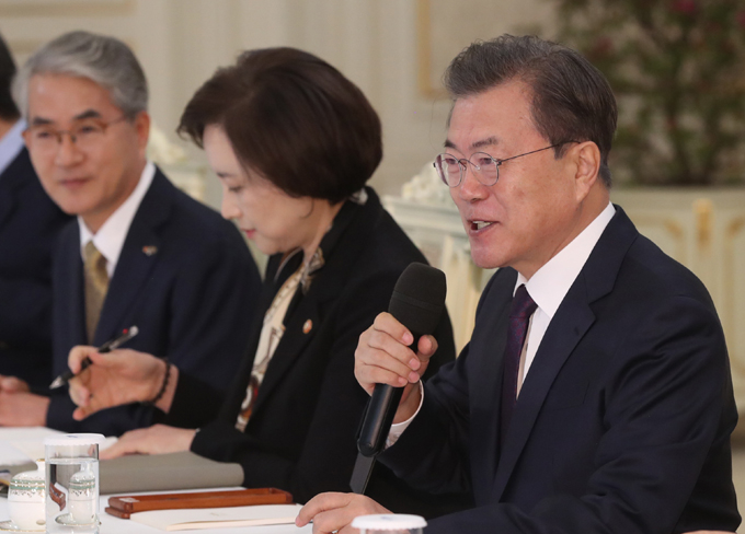 문재인 대통령이 19일 청와대에서 신학기 교육현장 신종 코로나바이러스 감염증(코로나19) 대책 논의를 위한 시·도교육감 간담회를 하고 있다. 연합뉴스