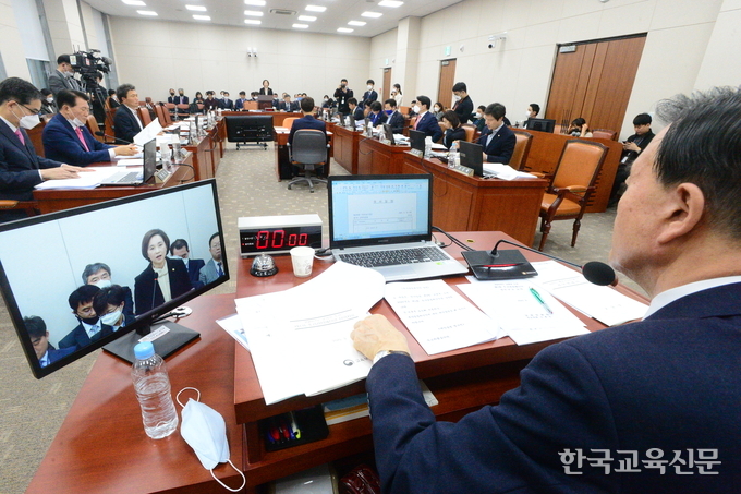 10일 오후 홍문표 국회 교육위원장(미래통합당)이 제376회 국회 임시회 제1차 교육위원회를 개의하고 있다. 이동주 기자