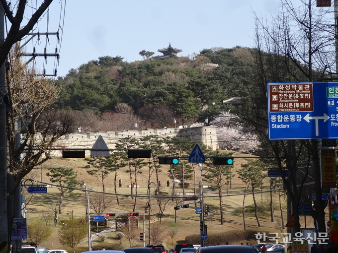 화서 사거리에서 바라본 팔달산. 정상에 화성장대가 보인다.