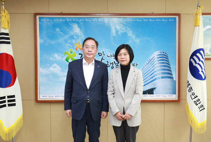 제21대 총선에서 교사 출신 국회의원으로 주목받은 강민정(오른쪽) 열린민주당 비례대표 당선인이 29일 한국교총을 방문해 하윤수 한국교총 회장과 간담회를 가진뒤 기념촬영을 하고 있다. 이동주 기자