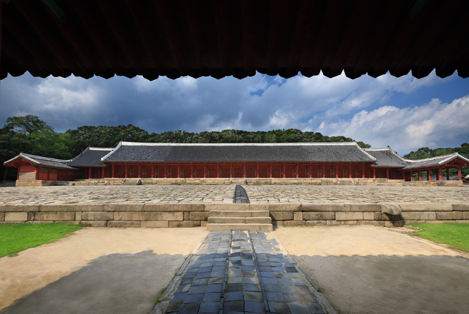 종묘의 주인은 신(神)이 된 왕들의 영혼이다. 그러므로 모든 공간이 신을 위주로 구성된다. 종묘 바닥에 있는 길조차 높은 것은 신, 낮은 것은 왕을 위한 길이다. 정전 마당의 중앙을 가로지르는 저 길은 바로 신도이다. 문화재청 제공