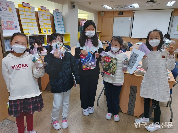 참가자에게 선물도 증정했다.