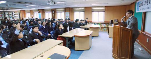 지난달 29일 과천문원중 도서실에서 김대준 문원중 고문변호사가 학교폭력 특강을 하고 있다.