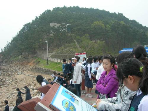 안보전시관으로 활용되고 있는 김일성 별장을 견학하고 경계 철책선과 TV 가을동화 촬영지 안내판을 보고 있는 학생들. 그들은 지금 무슨 생각을 하고 있을까?