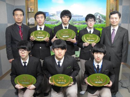 2011학년도 학급환경미화 심사 결과 최우수학급으로 선정된 학급의 반장들이 상패를 들고 기념촬영을 하고 있다.