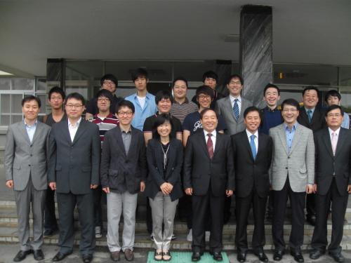 21일 고려대동문회가 모교인 충남 서산 서령고를 방문, 기념촬영을 하고 있다.