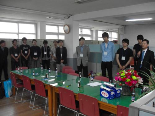 조한홍 미래에셋증권 퇴직연금사업단 대표이사. 전임동문회장이 교무실에서 동문들을 소개하고 있다.