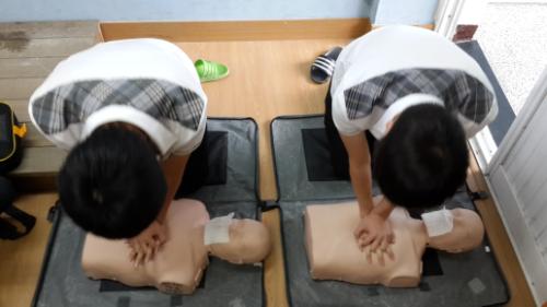 2013년 충남 서산 서령고 학생들이 소방서 구급대원으로부터 심폐소생술을 배우고 있다.