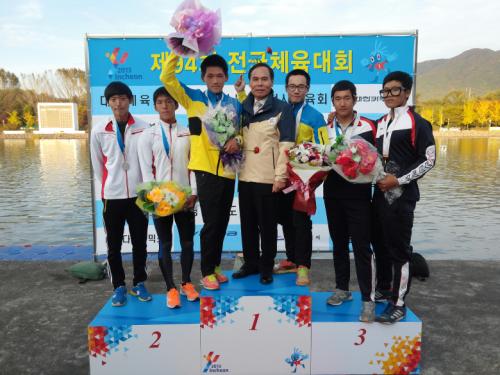 10월 21일 충남 서산 서령고 카누선수들이 제94회 전국체전에서 금메달을 딴 뒤 꽃다발을 들며 환호하고 있다.