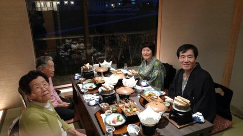 저녁식사 장소에서 간담회를 가지면서