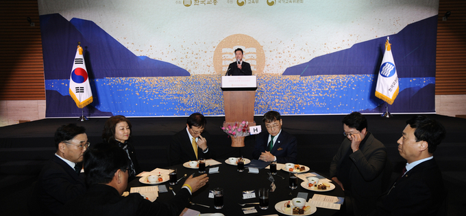 “선생님이 살아야 학교가 삽니다”