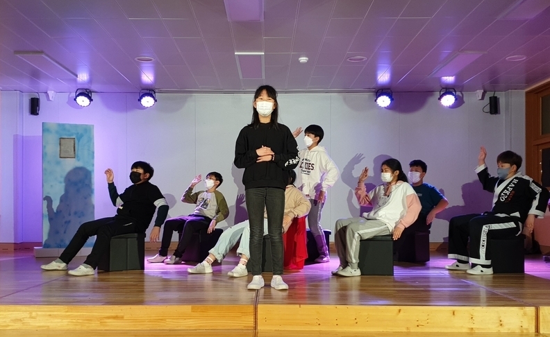 경남 대진초 대진울림뮤지컬단이 공연 연습을 하는 모습. 경남 대진초 제공. 