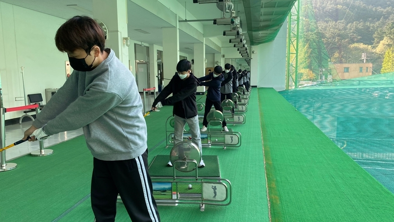 신성고 골프 수업 장면