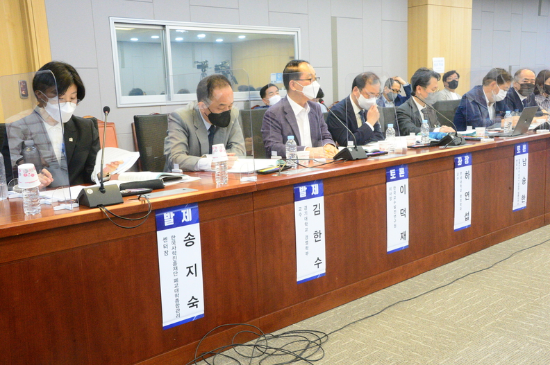 9일 국회에서 열린 '지역사회 위기! 폐교대학 정책 대안을 모색하다' 포럼에서 이덕재 한국교수발전연구원 이사장이 토론하고 있다.