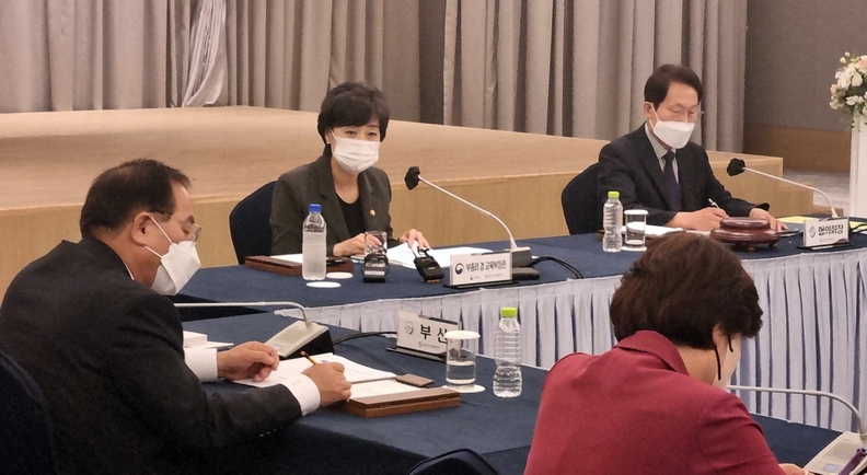 (부여=연합뉴스) 11일 오후 충남 부여 롯데리조트에서 전국시도교육감협의회 정기 총회가 열린 가운데 박순애 사회부총리 겸 교육부 장관이 전국 교육감들과 간담회를 하기에 앞서 인사말을 하고 있다.