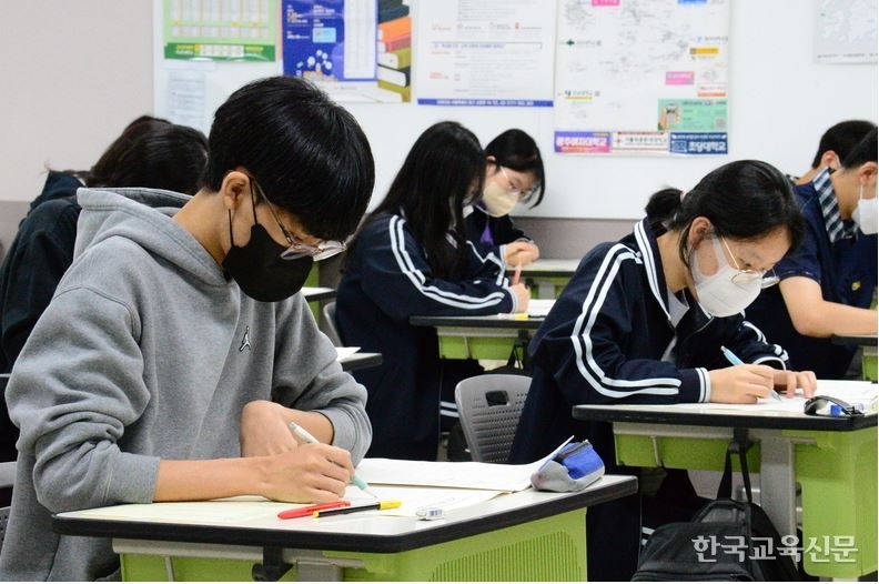 지난 8월 31일 서울 방산고 3학년 학생들이 수능 모의평가를 치르고 있다.