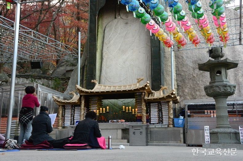  2023학년도 수능을 앞두고 8일 오후 서울 강북구 도선사 석불전에서 자녀의 대학 합격을 기원하는 학부모와 불자들이 기도하고 있다. 이동주 기자