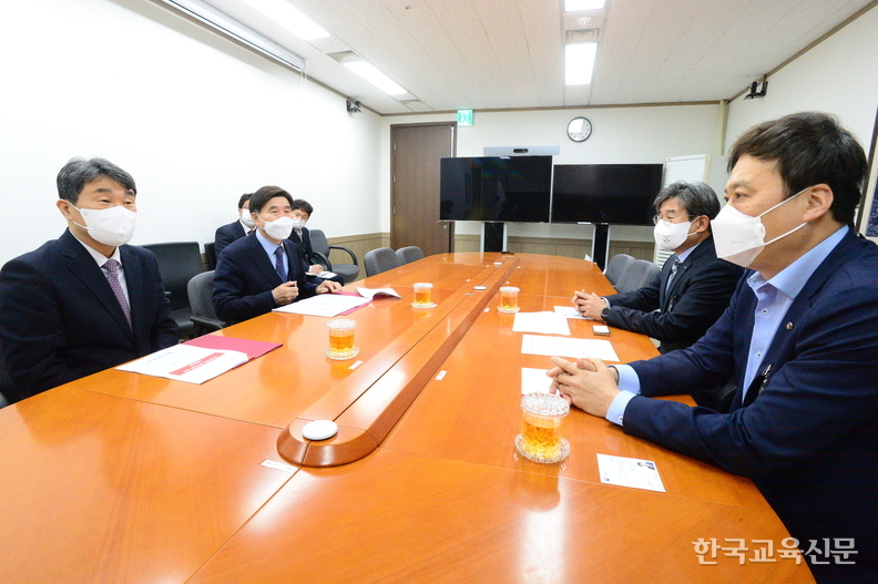 정성국 한국교총 회장(오른쪽 첫 번째)이 28일 오후 정부서울청사에서 이주호 사회부총리 겸 교육부 장관(왼쪽 첫 번째)을 만나 교육정책협의를 하며 교육 현장의 목소리를 전달하고 있다.