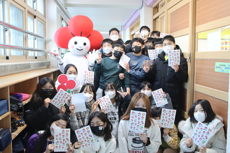 서울신림초 6학년 1반 학생들이 기부바자회 성금 전달식에 참여한 모습. 서울 사랑의열매 제공. 