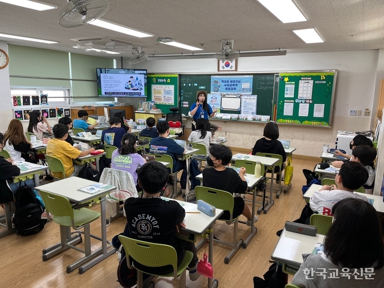 사이버폭력 예방 교육에 참여한 학생들이 강사의 설명을 듣고 있다.