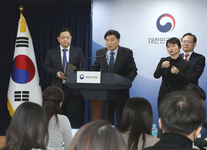 오승걸 한국교육과정평가원장이 7일 정부서울청사에서 2024학년도 수능 채점 결과에 대해 브리핑하고 있다. /연합뉴스