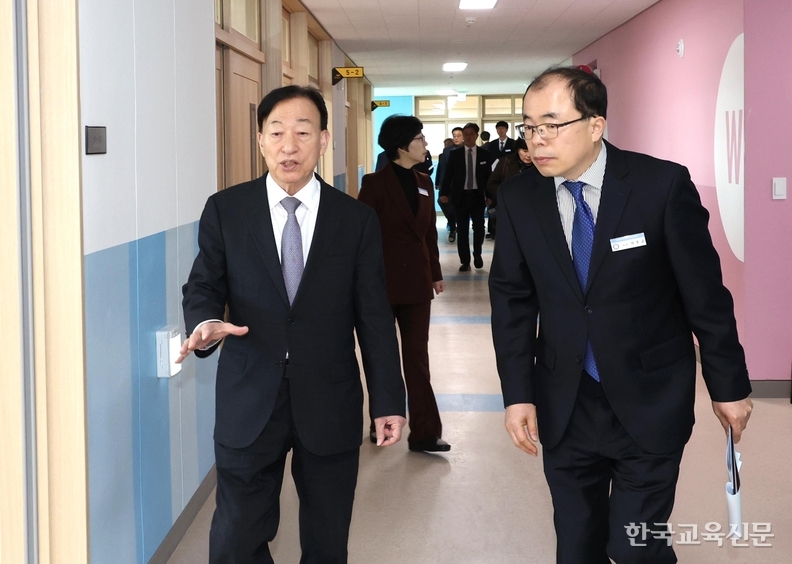 13일 설동호 대전시교육감이 오는 3월 개교하는 대전복용초를 찾아 현장 점검을 하고 있다. /대전시교육청 제공<br>
