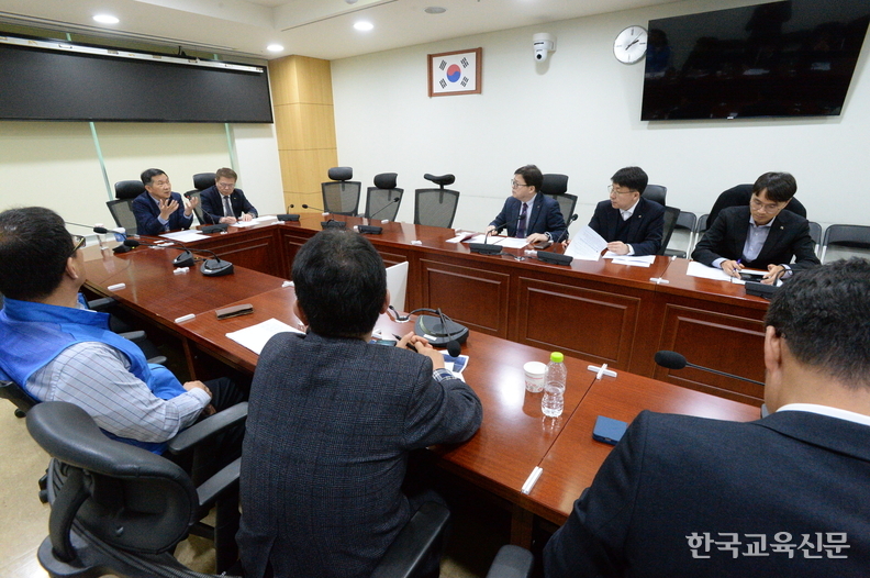 교총은 28일 공무원연금 관련 단체와 함께 국회 연금개혁특별위원회 공론화위원회를 방문해 의제숙의단의 결정을 무시한 채 일방적으로 논의 안건을 변경한 것에 대해 항의했다. / 이동주 기자