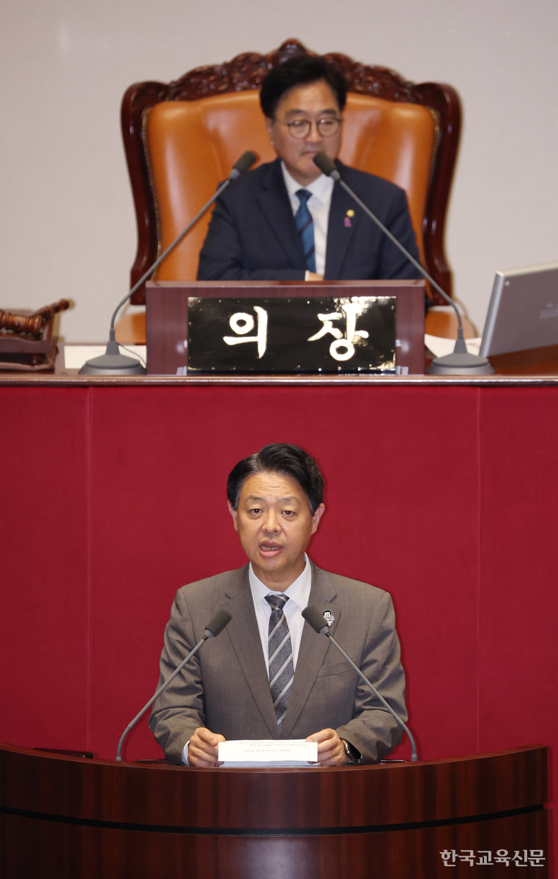 10일 국회 본회의에서 교육위원장으로 선출된 더불어민주당 김영호 의원이 당선인사를 하고 있다. /연합뉴스