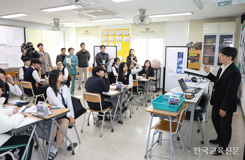 19일 경북대사대부고 2학년 학생들이 IB DP 수학 수업을 받고 있다.