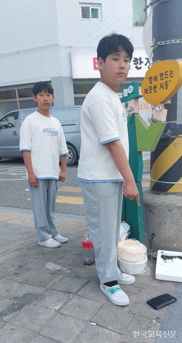등교길 편의점 앞 인도 위에서 지갑 발견 모습을 재연해 보았다.