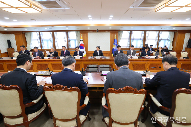 이주호 대통령 권한대행 부총리 겸 교육부 장관이 2일 정부서울청사에서 국무위원 간담회를 하고 있다. /교육부 제공