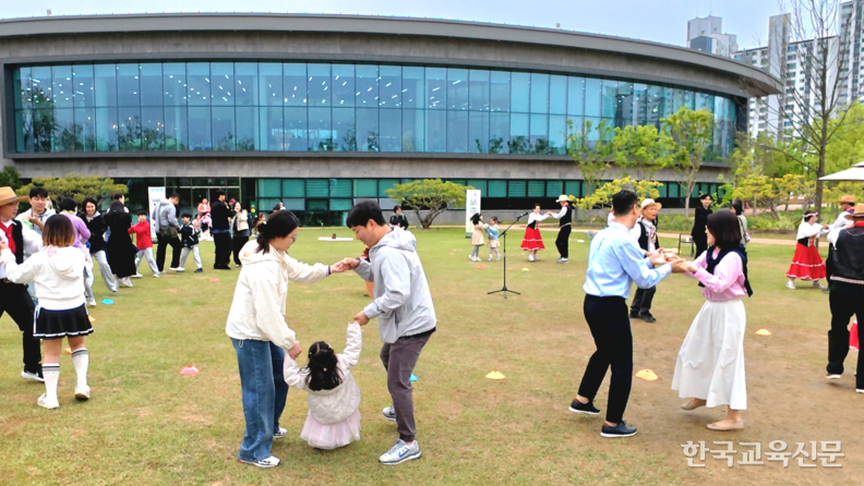 가족과 함께 포크댄스를 즐기는 시민들