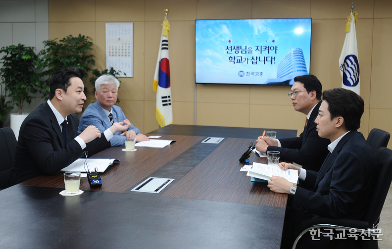 강주호(왼쪽) 한국교총 회장이 제21대 대통령선거 교육공약 10대 과제에 대해 설명하고 있다. 