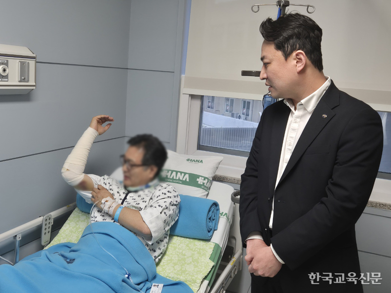 8일 병원을 찾은 강주호 회장(오른쪽)에게 B교장이 몸 상태를 설명하고 있다. 