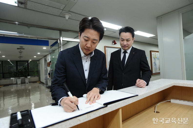 이준석(왼쪽) 개혁신당 대표가 9일 오전 서울 서초구 한국교총 회관을 찾아 강주호(오른쪽) 교총 회장과 임원들로부터 차기 정부가 풀어가야 할 교육과제에 대한 의견을 경청했다. 교총 회관에 들어서는 이 대표가 방명록을 작성하고 있는 모습.