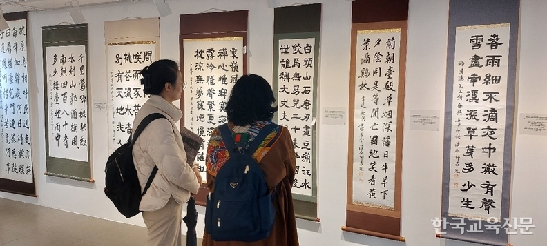 관람객이 작품을 감상하고 있다.