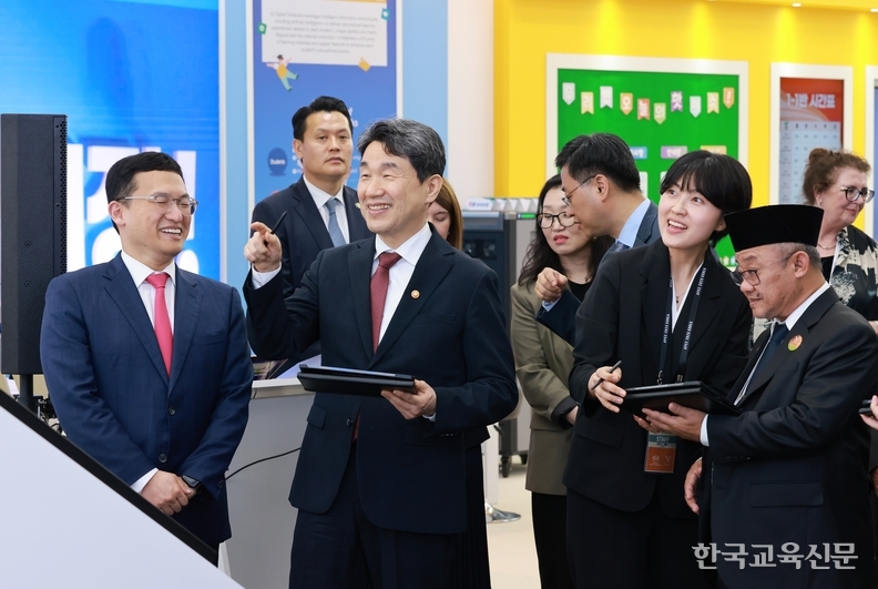 이주호 대통령 권한대행 부총리 겸 교육부 장관이 13일 제주국제컨벤션센터에서 제7차 APEC 교육장관회의를 위해 방한한 각국 수석 대표단과 교육혁신 전시관을 참관하고 있다. /교육부 제공