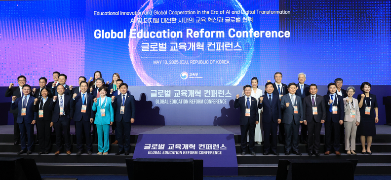 13일 제주국제컨벤션센터에서 APEC 2025 교육장관회의 공식 부대 행사로 열린 '글로벌 교육개혁 컨퍼런스.'에 참석한 인사들이 기념촬영을 하고 있다. /연합뉴스