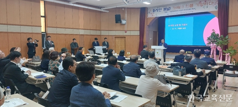 세미나에서 기념사를 하는 자행회 김우 회장