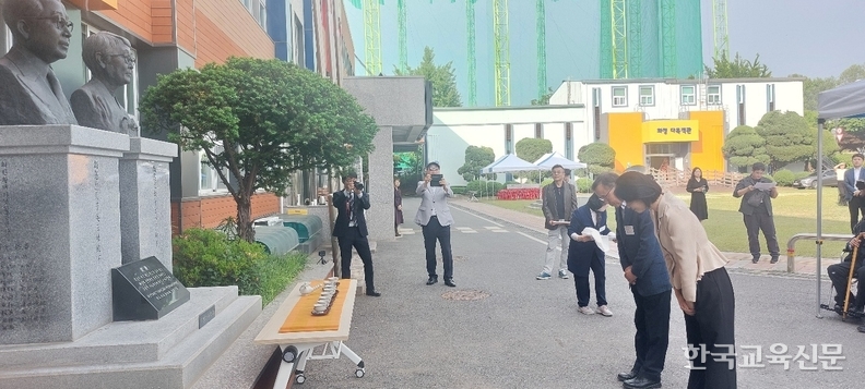 김우 회장과 자혜학교 교사가 헌다의 예를 표하고 있다.