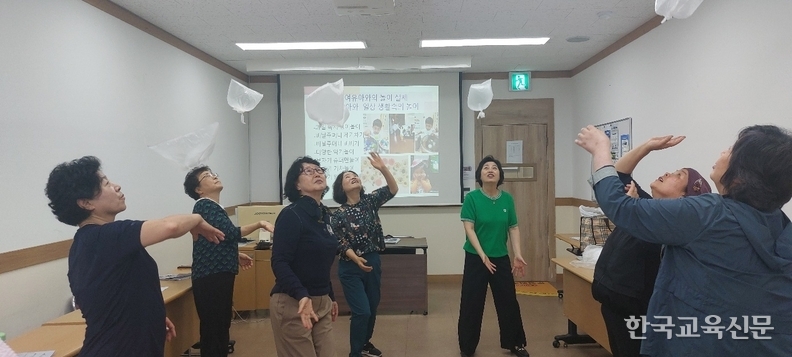 비닐봉투로 풍선을 만들어 놀이 실습하는 장면