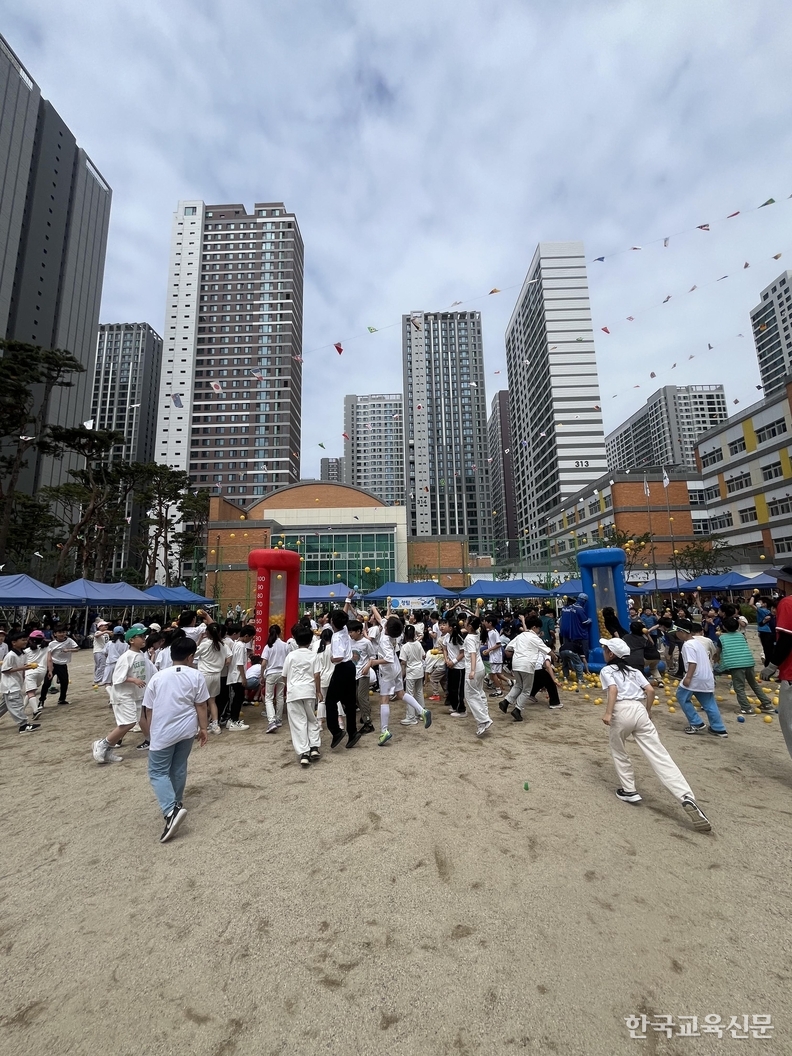 서울위례초등학교 학생들. 한마음으로 내닫는 힘찬 발걸음을 시작으로 학교공동체가 앞으로 더욱 더 발전하기를 희망해본다.