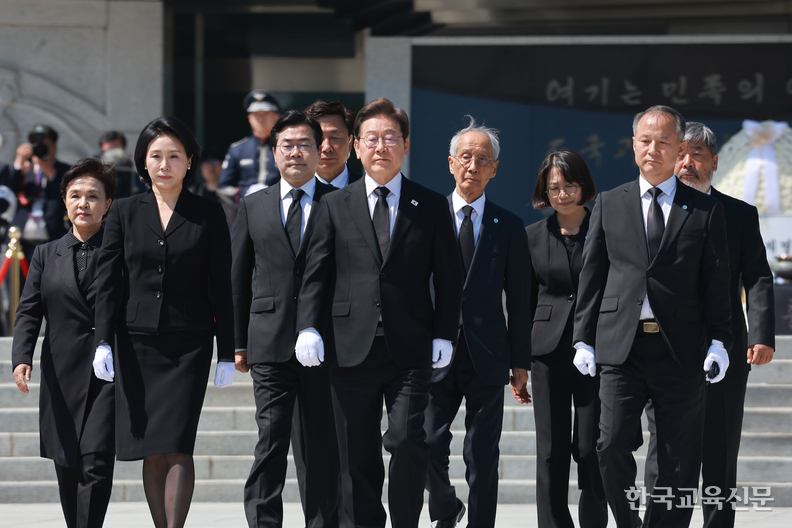 이재명 대통령과 김혜경 여사가 4일 서울 동작구 국립서울현충원에서 더불어민주당 선대위 지도부와 함께 현충탑 참배 뒤 이동하고 있다. /대통령실통신사진기자단
